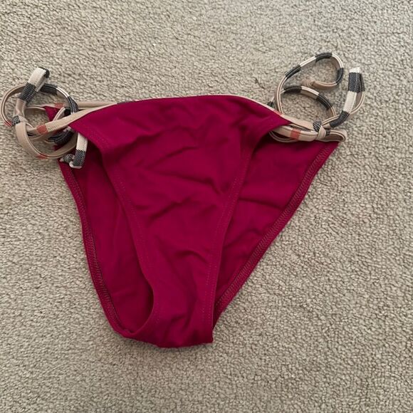New Burberry XS Red bottom - Picture 1 of 3